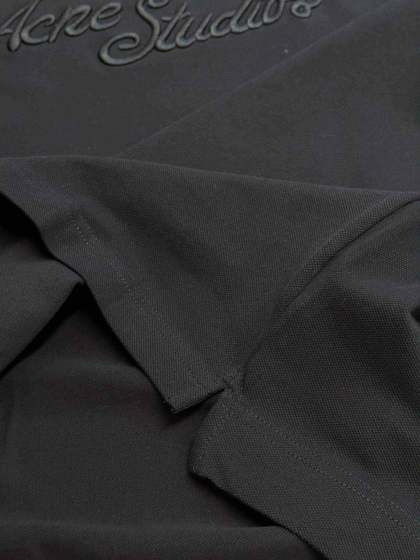 Ac Studios embroidered logo long sleeves are made of custom matte luxury piqué cotton, with the iconic embroidered logo engraved on the chest, and the same logo on the hem subtly echoes. The minimalist silhouette hides high-end recognition. Using imported machine embroidery technology, advanced computer control systems and precision mechanical components are used to achieve the Ac Studios logo work. size：s m l xl